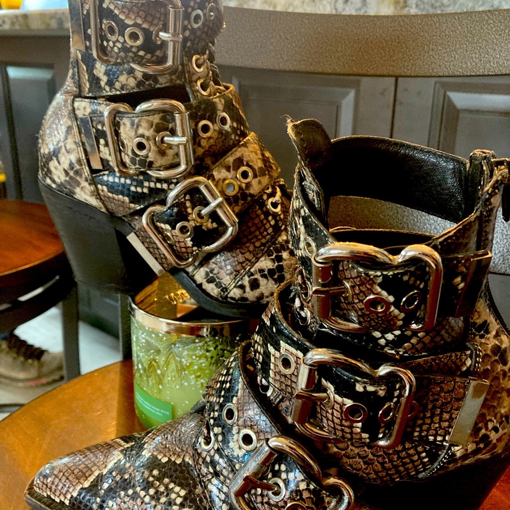 Jeffrey Campbell Caceres 6